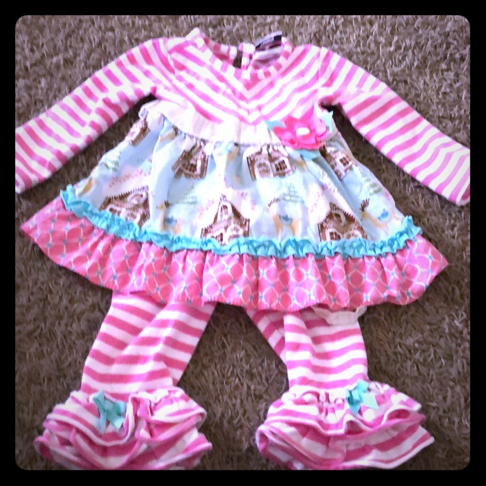 Two piece outfit with ruffle bottoms